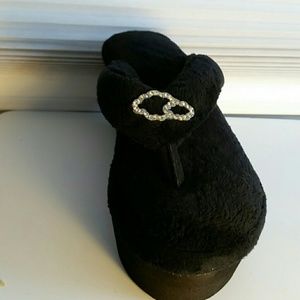NWT. Cloud Couture Black Comfy Slippers. 6